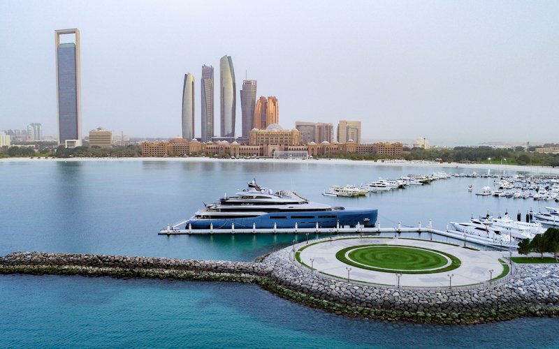 Emirates Palace Marina set in the far west paradise of Corniche, offers a superyacht sanctuary merging the best of play, pleasure, leisure and luxury.