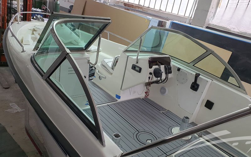 ALEXINEMIO BOAT WINDSHIELDS offers products that cover various needs on constructions using acrylic sheets specialized on boat windshield manufacturing.