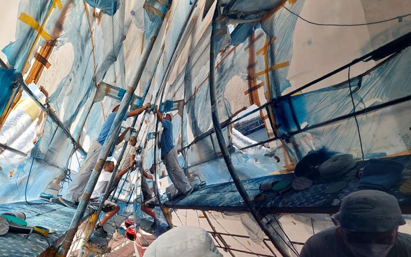 Paraponiaris Bros has many years of experience in yacht painting. Based in Perama is one of the most distinguished company in this field.