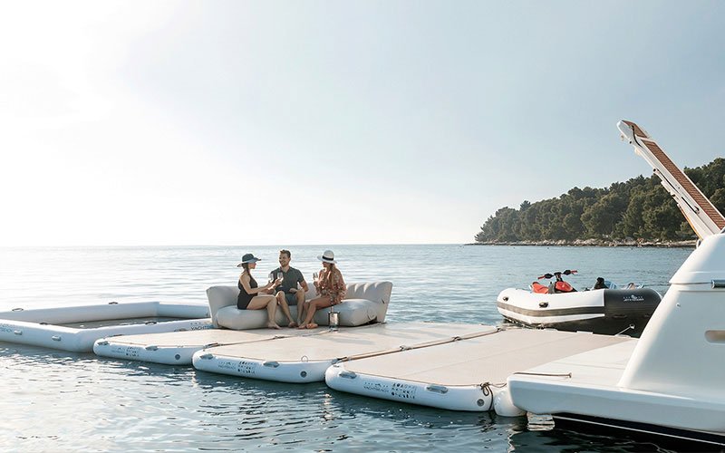 With YACHTBEACH by Spinera you create your own little beach directly on the boat or as an elegant bathing terrace in your pond or lake.