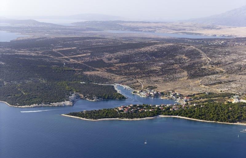 ACI Marina Simuni is the place to be if you are looking for a quiet spot. The 200 berths all have water and power and there are 70 additional dry berths.