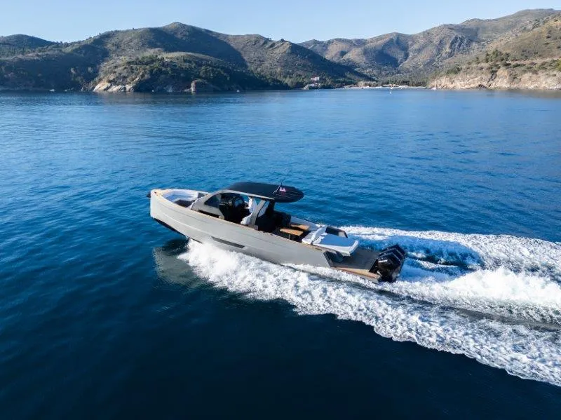 Maxim Yachts introduces Max 44 R